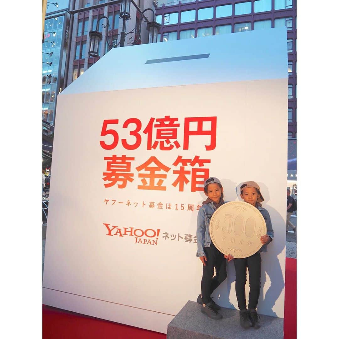 ayakoさんのインスタグラム写真 - (ayakoInstagram)「❤︎ 昨日ヤフーネット募金15周年のイベントが新宿モア4番街で開催されているので参加してきました‼️ * * 募金の種類には、最近の千葉の台風被害の復興支援はもちろん、子供やペット、医療関連もあり、全部で400を超えるプロジェクトがあり、インターネットで自分が興味あるプロジェクトに Yahoo! JAPAN IDで簡単に寄付が出来、Tポイントでも寄付ができるので その場で2人もQRコードを読み込み、寄付してました‼️ * * 寄付したいけどどこにどうしたら良いの？ と思ってる方沢山いると思いますが、 これなら自分の寄付したいところに 気軽に寄付出来て有難いです🙏 ❤︎ #ヤフーネット募金 #53億円募金箱 #Promotion」9月27日 20時34分 - ayaya315