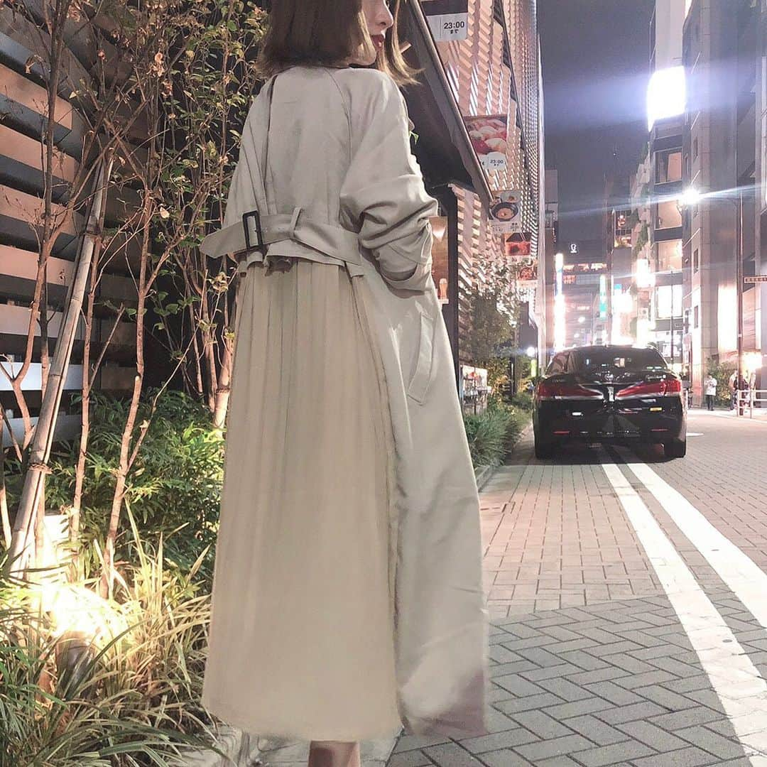 杉枝真結さんのインスタグラム写真 - (杉枝真結Instagram)「久し振りに！ かなりガーリーなファッションを 朝の気分でチョイスしてみました🥰 - 今日は マネージャーさんと 沢山動き回った一日✨✨✨ - トレンチコートで 女性らしさを添えて… プリーツで個性を出して… 子供っぽくならないように。。。🧥❤️ - #バックプリーツライトトレンチコート #ティティベイト #ファッション #コーディネート #titivate #titivatestyle #stylepoint @titivatejp」9月27日 20時40分 - mayusugieda_official