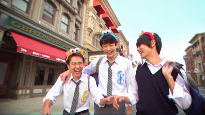鈴木仁のインスタグラム：「UNIVERSAL STUDIOS JAPANさんの新cmが公開となりました！ 懐かしのメンバーではしゃぎました！めっちゃ笑ったなぁ  皆さんもUSJへ！  #青春は一瞬で無限大だ #usj #ユニバ  #鈴木仁 #神尾楓珠 #若林時英 #tetora」