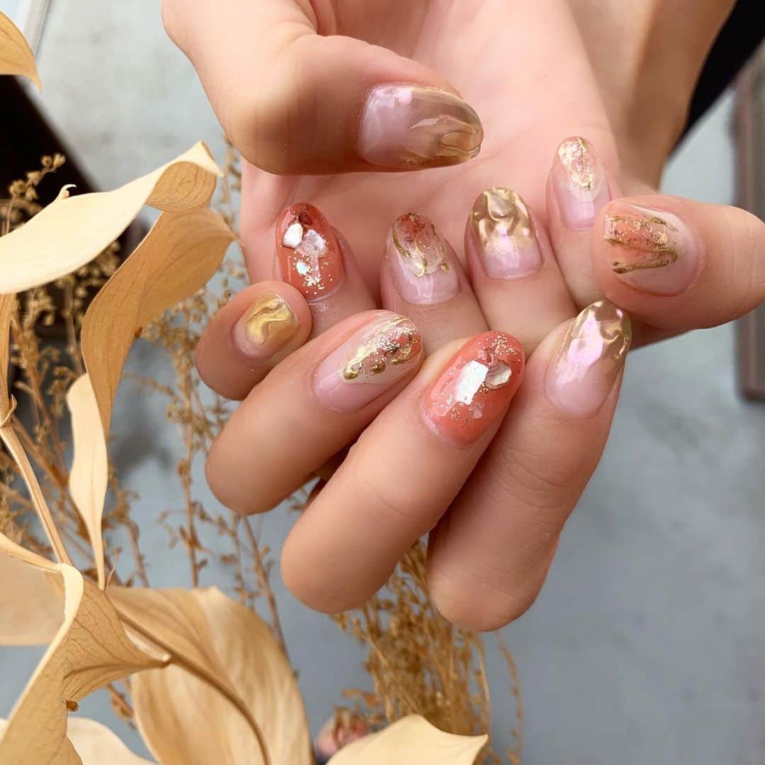 のインスタグラム：「new nail🧡 @chipieee_tokyo ﻿ ﻿ かわいーかわいー🥺❤️ テラコッタ以外はおまかせです💋﻿ ﻿ ここ最近アップできていなかったので﻿ 夏〜秋のネイルを一気に🥺🙏﻿ ﻿ いつも可愛すぎるネイルを﻿ ありがとうございます🥰﻿ ﻿ ﻿ #nail#newnail#ネイル#秋ネイル#テラコッタネイル#ネイルデザイン#ネイルアート#夏ネイル#ミラーネイル﻿ ﻿」