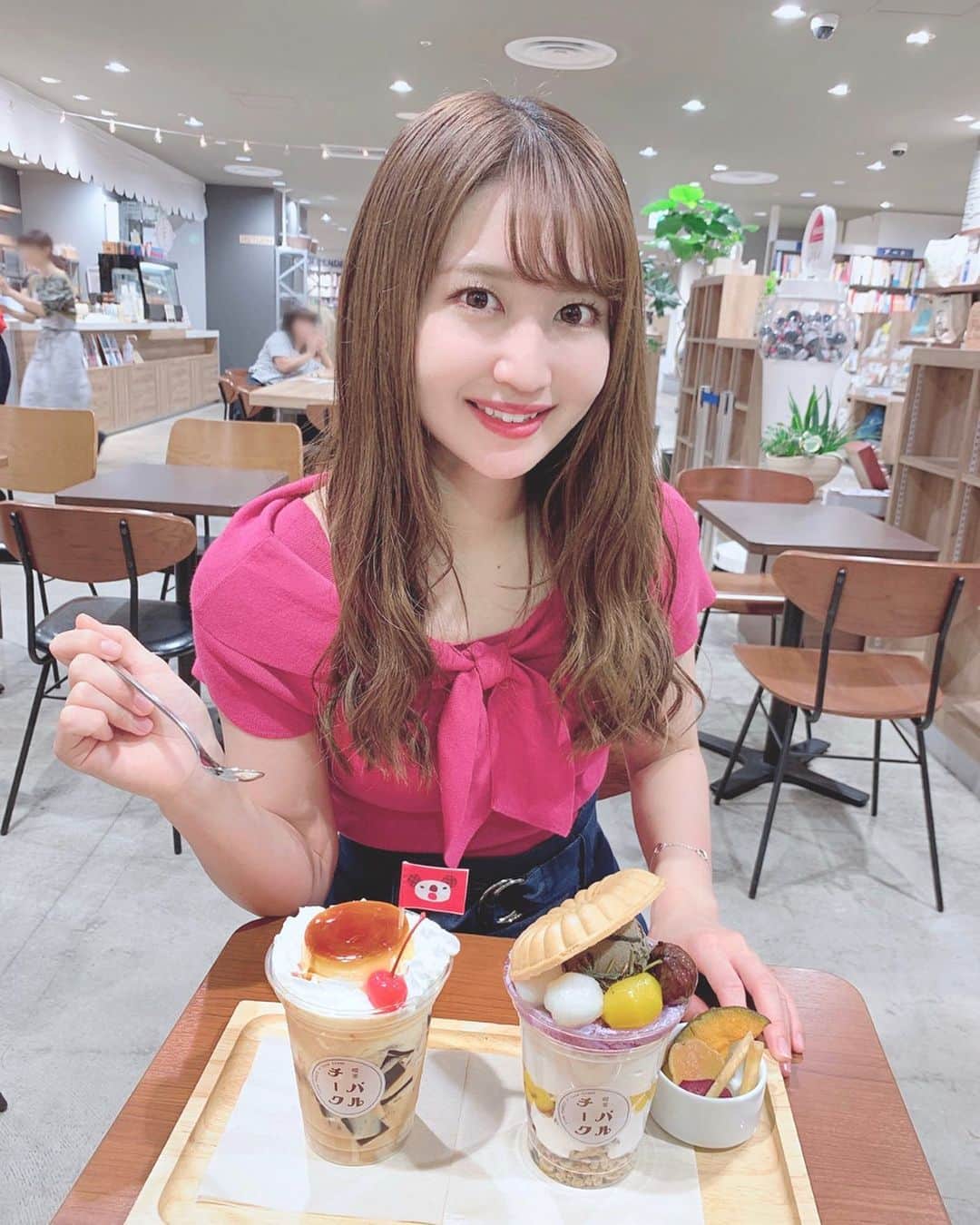 のインスタグラム：「♡ . 本日から期間限定オープンの 名古屋PARCO30周年、 月刊Cheek35周年を記念した コラボカフェ｢喫茶 パルチーク｣☕️🌸 早速行って来ました☺️💓💓 . . 秋の和パフェ🎃🍠 かぼちゃプリン、紫芋クリームと 秋の味覚がたっぷりでボリューム満点！！ プリンアラモードドリンク☕️✨ プリンの甘さとビターなコーヒーゼリーで さっぱり頂けました！！ . どちらも美味しかったです😊💕💕 . . 歴代の月刊Cheekの表紙が飾ってあったり、 レトロな看板、とってもオシャレな店内で コンセントやWiFi完備も嬉しい🥺❤️ . . このコラボカフェのプロデューサーの ゆまさんにもお会い出来ました🌷✨ . . #nagoyaparco #cafe #instafood #instagood #instagramjapan #japanesegirl #girls #喫茶パルチーク #パルチーク #喫茶店 #カフェ #コラボカフェ #名古屋パルコ #月刊Cheek #栄カフェ #矢場町カフェ #名古屋カフェ #さわーカフェ巡り #沢井里奈」