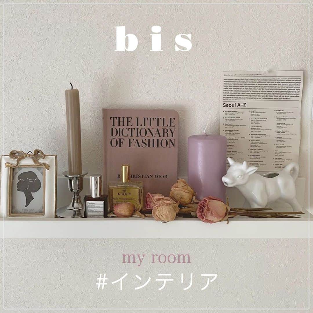 bis_web bis [ビス] さんのインスタグラム写真 - (bis_web bis [ビス] Instagram)「my room ❤️﻿ ﻿ ﻿ ﻿ Instagramで見たあの子みたいに、﻿ おしゃれなお部屋にするにはどうすればいい？とアンケートをとったところ、﻿ 「 まずは小物から 」との声が多く寄せられました。﻿ キャンドルやかわいい表紙の雑誌、﻿ お花をインテリアとして飾ると一気に雰囲気がでるそう。﻿ ﻿ おしゃれな女の子たちのマイルームを﻿ スワイプしてのぞいてみて🌷﻿ ﻿ ﻿ ﻿ ﻿ #お部屋 #マイルーム #インテリア #チューリップ #🌷 #一人暮らし #myroom #部屋 #ベッド #寝室 #リビング #1人部屋 #家具 #棚 #ディスプレイ #キャンドル #雑誌 #チューリップの造花 #テーブル #inmyroom #小物 #プロップ」9月27日 20時42分 - bis_web