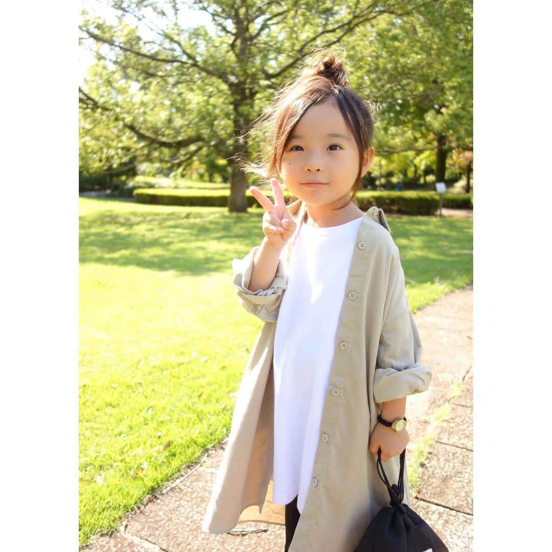 Saraさんのインスタグラム写真 - (SaraInstagram)「. coordinate♡ . ベージュのシャツワンピで 秋コーデ🍂🧡 . フロントスリットのパンツが可愛い😍 . shirt one-piece ▶︎ #branshes  inner ▶︎ #branshes  pants ▶︎ #petitmain  shoes ▶︎ #vans  bag ▶︎ #lowrysfarm . . #ootd #kids #kids_japan #kids_japan_ootd #kjp_ootd #kidsfahion #kidscode #kidsootd #kidswear #キッズコーデ #キッズファッション #ワンピース #秋コーデ #ベージュ」9月27日 20時43分 - sarasara718