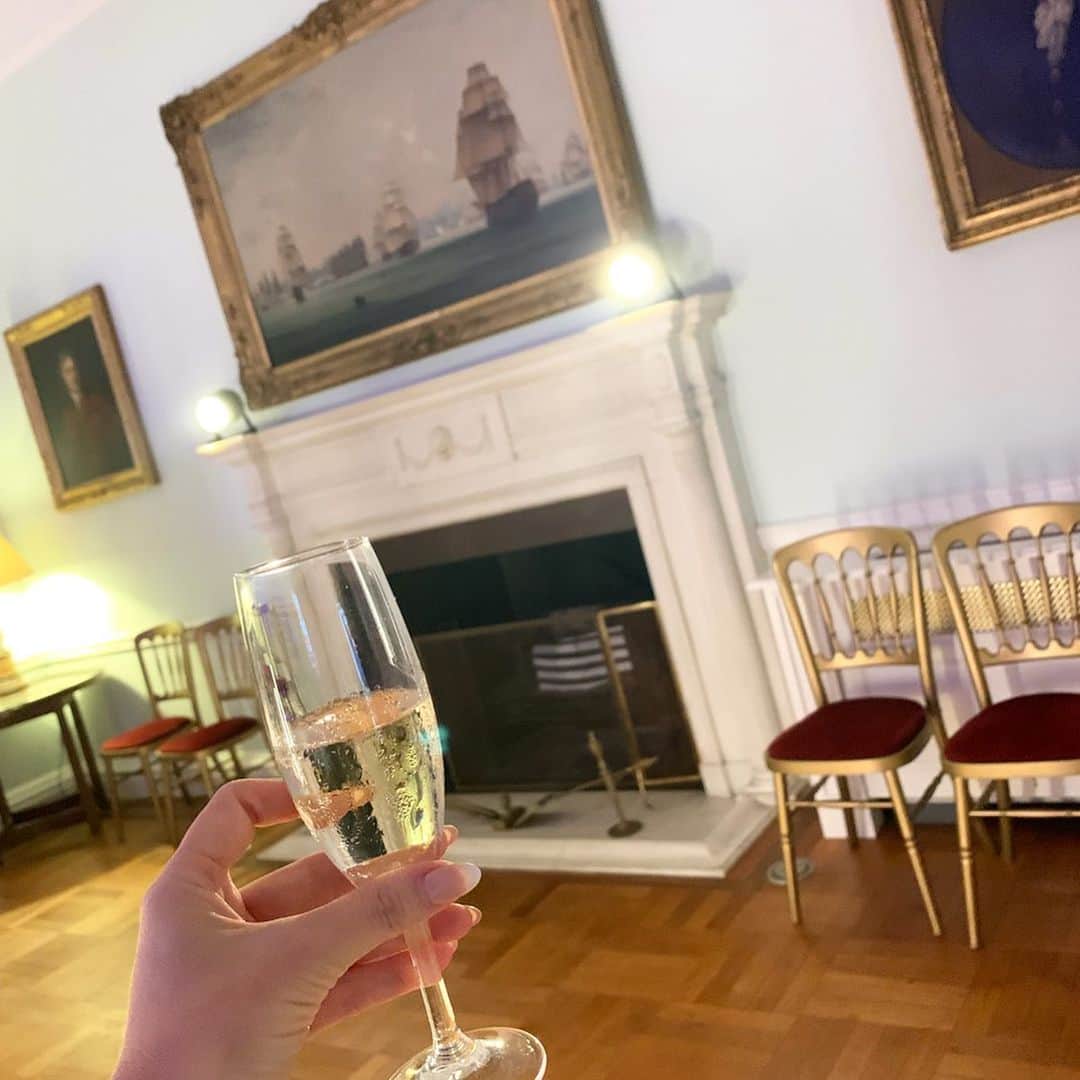 吉田美紀さんのインスタグラム写真 - (吉田美紀Instagram)「・ ・ お招きいただき先日初めて英国大使館に伺ってきました。 ・ 素敵な空間にうっとり･:*.:+ なかなか体験できない貴重な時間に感謝です♡ ・ ・ まだ未訪問の英国🇬🇧 食文化についての知識もなく参加させていただきましたが どれも想像以上の美味しさでした˚⁎⁺˳✧༚ ・ エントランスでいただいた イングリッシュ・スパークリングワイン、 蒸し暑かった夜に爽やかで心地よい飲み口でした🥂  これから英国産フードとドリンクが楽しめるイベント「Food is GREAT ギャラリー」が 各都市で以下の期間に限定オープンするそうです！ ・  神戸 9月28日〜30日　明日から！ 東京 10月12日〜14日  東京のみ事前申込み制（抽選）なので「ukinjapan.com」で検索して 申し込みフォームから行ってみて下さい✨ ・ 実際に訪問してみたい国がまたひとつ。 いつか娘と行ってみたいです！！ ・ ・ 英国のフードとドリンクについてもっと知りたい方は @greatbritishfood も是非フォローしてみてくださいね♡ ・ ・  #FoodisGREAT #GREATBritishFood #FoodisGREATギャラリー  #英国 #英国グルメ #英国産ビーフ #ウェールズ産ラム #スコットランド産サーモン #ウィスキー #クラフトジン #イングリッシュスパークリングワイン #ラム肉 #ビーフ #スパークリングワイン」9月27日 20時46分 - miki__yoshida