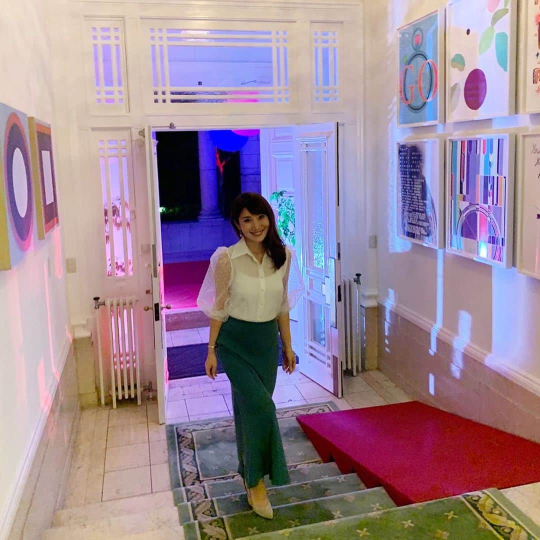 吉田美紀さんのインスタグラム写真 - (吉田美紀Instagram)「・ ・ お招きいただき先日初めて英国大使館に伺ってきました。 ・ 素敵な空間にうっとり･:*.:+ なかなか体験できない貴重な時間に感謝です♡ ・ ・ まだ未訪問の英国🇬🇧 食文化についての知識もなく参加させていただきましたが どれも想像以上の美味しさでした˚⁎⁺˳✧༚ ・ エントランスでいただいた イングリッシュ・スパークリングワイン、 蒸し暑かった夜に爽やかで心地よい飲み口でした🥂  これから英国産フードとドリンクが楽しめるイベント「Food is GREAT ギャラリー」が 各都市で以下の期間に限定オープンするそうです！ ・  神戸 9月28日〜30日　明日から！ 東京 10月12日〜14日  東京のみ事前申込み制（抽選）なので「ukinjapan.com」で検索して 申し込みフォームから行ってみて下さい✨ ・ 実際に訪問してみたい国がまたひとつ。 いつか娘と行ってみたいです！！ ・ ・ 英国のフードとドリンクについてもっと知りたい方は @greatbritishfood も是非フォローしてみてくださいね♡ ・ ・  #FoodisGREAT #GREATBritishFood #FoodisGREATギャラリー  #英国 #英国グルメ #英国産ビーフ #ウェールズ産ラム #スコットランド産サーモン #ウィスキー #クラフトジン #イングリッシュスパークリングワイン #ラム肉 #ビーフ #スパークリングワイン」9月27日 20時46分 - miki__yoshida