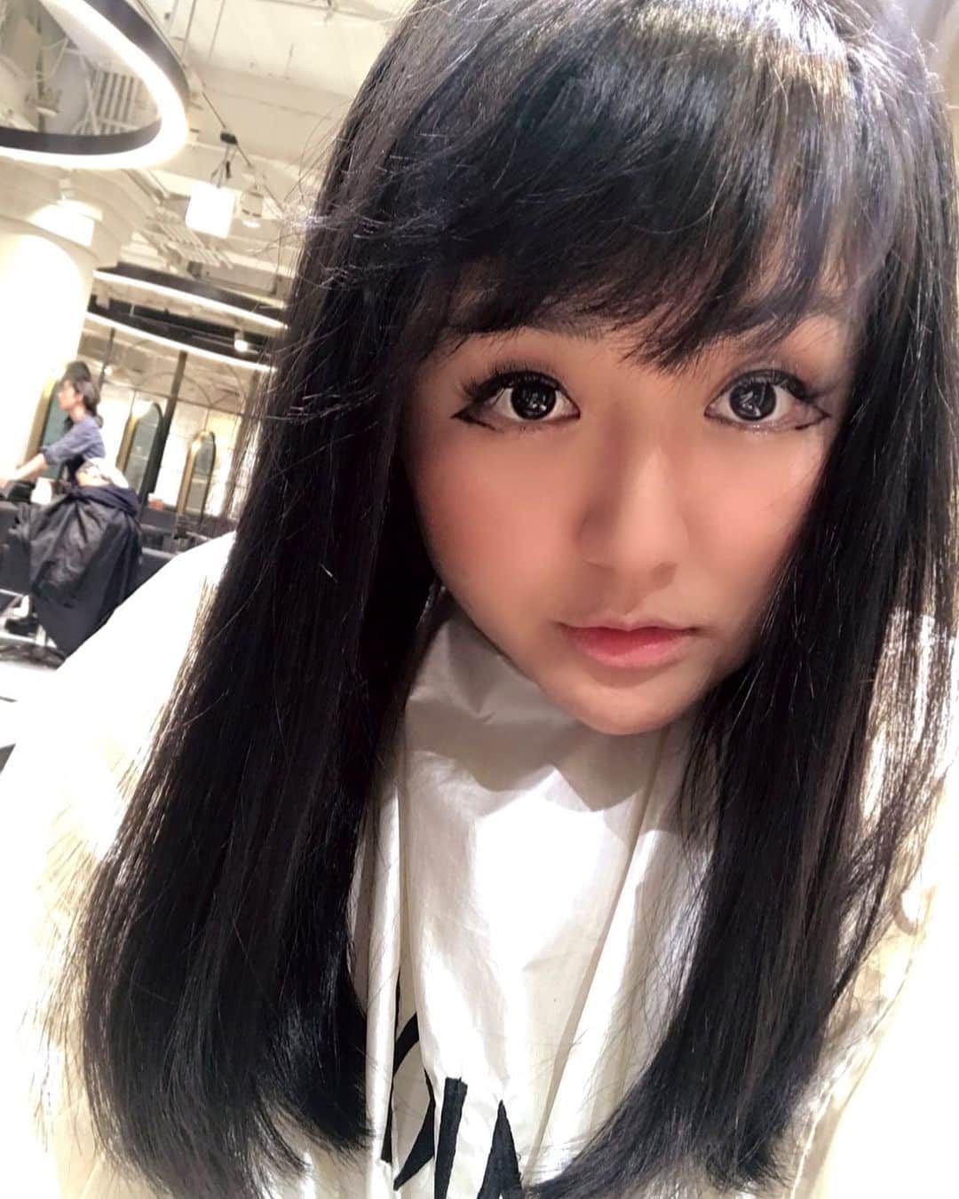 のインスタグラム：「黒くしちゃったー！ 今だけ！期間限定 #宅建モード  #宅建 # @shikakusquare_official  #宅建ちゃんねる  15cm位切った！ 今は爪も髪も邪魔やねん(笑)  合格だけが欲しい😶🖤 もちろん今回もご指名‪✂︎‬ カリスマ山口さん ！ @akkydirty ✨ #MINX #Harajyuku #cut #hair #hairmake」