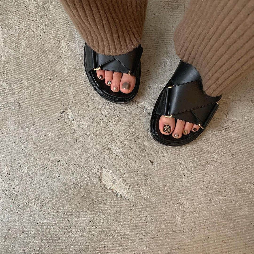 高田茉実さんのインスタグラム写真 - (高田茉実Instagram)「new foot nail❤︎ sandal @marni 👡」9月27日 20時56分 - __mamico