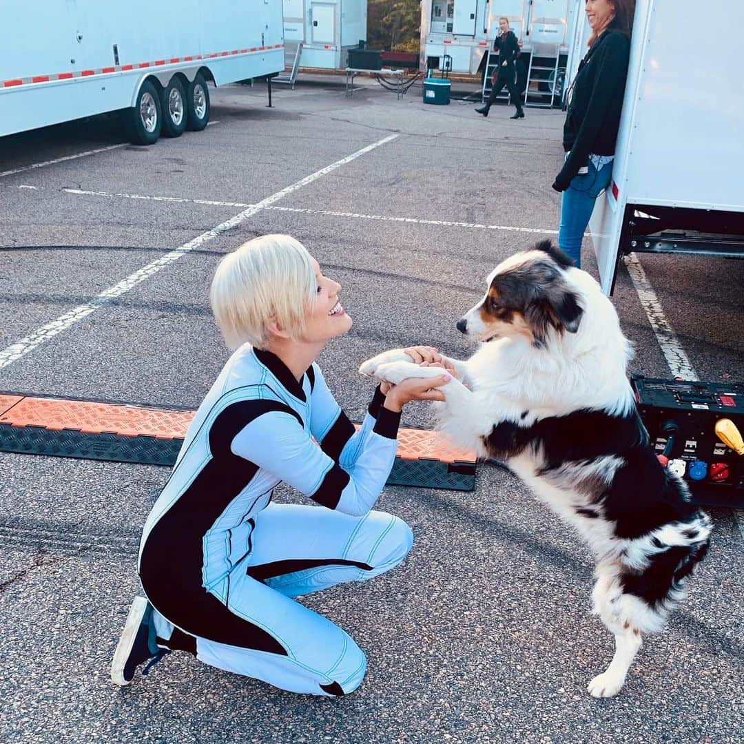 マギー・グレイスのインスタグラム：「He said YES! 💍 @tangothesetdog @filmerdugan @diane_keaton #jeremyirons @kingbach @diego」