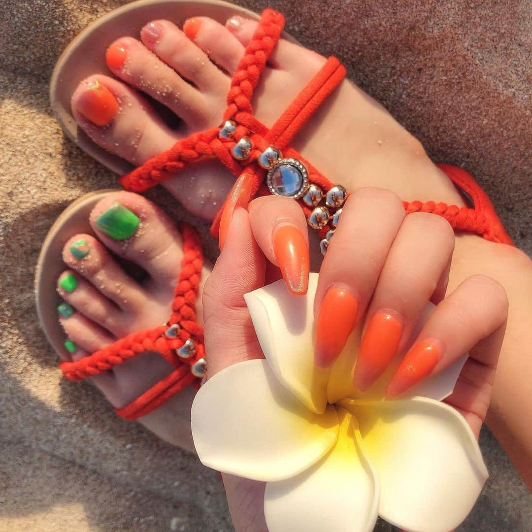 桜井美悠（みゆみゆ）さんのインスタグラム写真 - (桜井美悠（みゆみゆ）Instagram)「. 蛍光色NAIL💚🧡 . 旅行行くから今回は@akiyoshi.yukino ちゃんにフットもお願いした✨ . 何気初フットやけどゆきのちゃんネイルしてくれる時間早すぎてハマるかも🤭💋 .」9月27日 20時56分 - miyumiyu1112