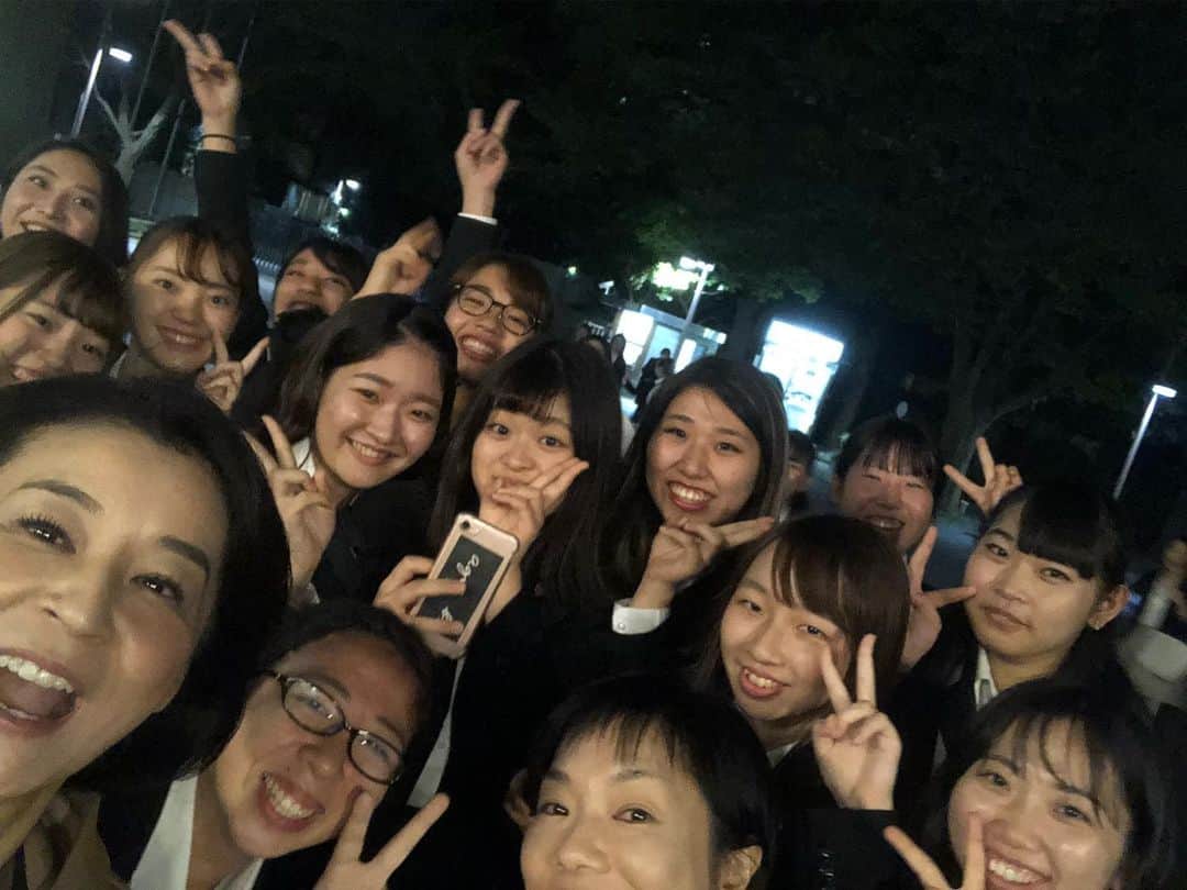 高嶋ちさ子さんのインスタグラム写真 - (高嶋ちさ子Instagram)「本日は千葉の聖徳学園にて「わがまま音楽会」でした。女子大生だらけの中、いつもより奴ら頑張って弾いてアピールしてました。 帰りに女子大生に囲まれたの図」9月27日 21時00分 - chisakotakashima
