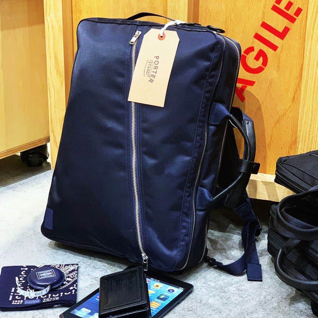 のインスタグラム：「「PORTER STAND SHINAGAWA STATION」  こんばんは。 本日は、ご好評いただいている「ポーター リフト」シリーズより、3WAYブリーフケースをご紹介いたします。メイン素材は、シルクのような光沢が特徴の吉田カバンオリジナルのナイロンツイルを採用しています。本日ご紹介する3WAYブリーフケースは、リュック、手持ち、肩掛けの3通りの使い方ができる機能的なアイテムです。2層式のメイン収納に加え、前面・背面にもファスナーポケットを配置。豊富な収納も魅力です。 是非、店頭でお手にとってご覧ください。  ポーター リフト 3WAYブリーフケース ￥48,000（税別）  #yoshidakaban #porter #吉田カバン #ポーター #luggagelabel #porteryoshida #porterflagshipstore #kurachikabyporter #potr #porterseoul #madeinjapan #japan #porterstand #shinagawa #tokyo #station #lift #3way #briefcase #business」