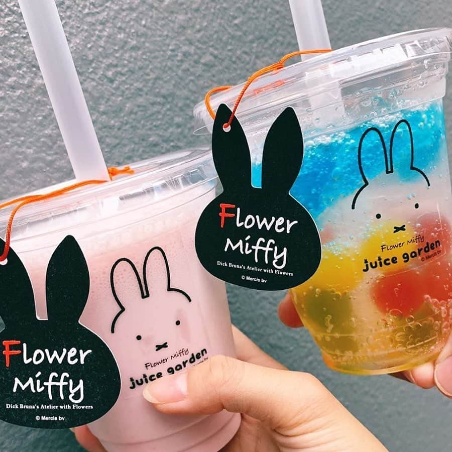 Nom de plumeさんのインスタグラム写真 - (Nom de plumeInstagram)「フラワーミッフィー juice gardenが﻿ あべのHoopで期間限定オープン🌸♡﻿ ﻿ 注目は鮮やかな色合いの﻿ ボールゼリーがたくさん入った﻿ 「カラフルゼリーソーダ」🦄✨﻿ 爽やかなソーダで清涼感たっぷり🌈﻿ 秋晴れの空の下で飲みたくなるドリンク😻✴️﻿ ﻿ 他にもビタミンたっぷりスムージーや﻿ 黒糖ゼリーが入ったカフェオレなど﻿ メニューは全部で７種類💞﻿ ﻿ 同時期にオープンした期間限定の﻿ 「フラワーミッフィー ﻿ POP UP SHOP あべのand店」も﻿ 同時に楽しめるのはここだけなんだって♡﻿ ﻿ 📍大阪府大阪市阿倍野区阿倍野筋1-2-30 Hoop1階南側﻿ 営業時間：12：00 〜 20：00﻿ 開催期間：2019年9月13日(金) 〜 2020年2月予定﻿ ﻿ −−−−−−−−−−−−−−−−−−−−−−−−−−−−﻿ ﻿ Nomdeplumeで紹介させていただける写真を募集中🧚‍♀️💜﻿ 素敵な写真が撮れたら #nomdeplume をつけるか﻿ このアカウントをタグ付けしてね💫﻿ ﻿ −−−−−−−−−−−−−−−−−−−−−−−−−−−−﻿ 🎀photo by 🎀﻿ ・@keikocchu ・@yunstagram_5 ・@i_am_kiyo24 ﻿ ◇◇◇◇◇◇◇◇◇◇◇◇◇◇◇◇◇◇◇◇◇◇◇◇◇◇◇◇◇﻿ ﻿ #nomdeplume #flowermiffy #フラワーミッフィー #ミッフィー #ジュースガーデン #フラワーミッフィージュースガーデン #キッチンカー #大阪 #あべの #あべのhoop #あべのand #miffy #期間限定﻿」9月27日 21時00分 - nomde_official