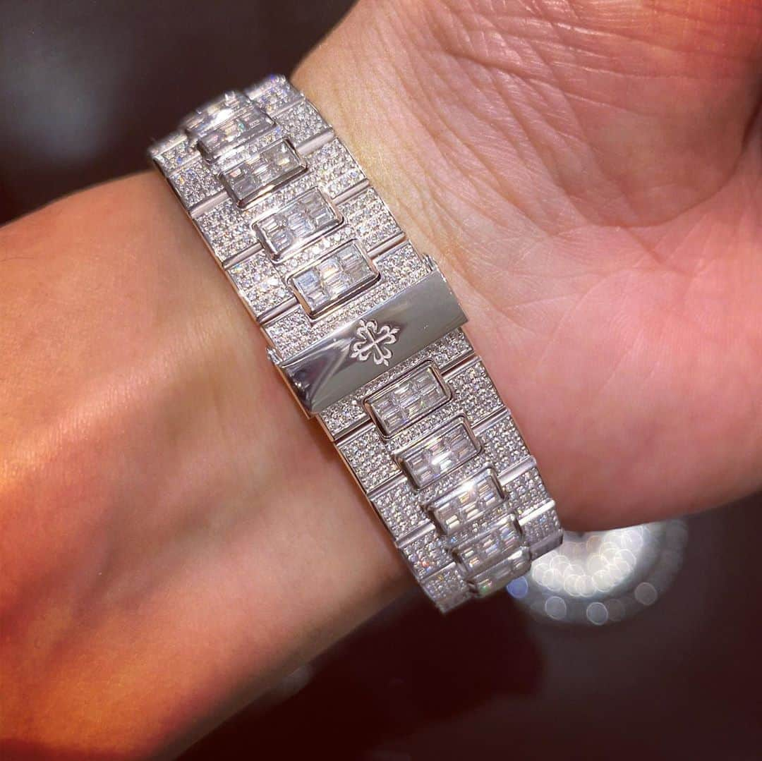 HIKAKINさんのインスタグラム写真 - (HIKAKINInstagram)「念願のニューウォッチ 30代も頑張らねば。  #patekphilippe  #nautilus  #diamond #時計 #パテックフィリップ」9月27日 21時01分 - hikakin