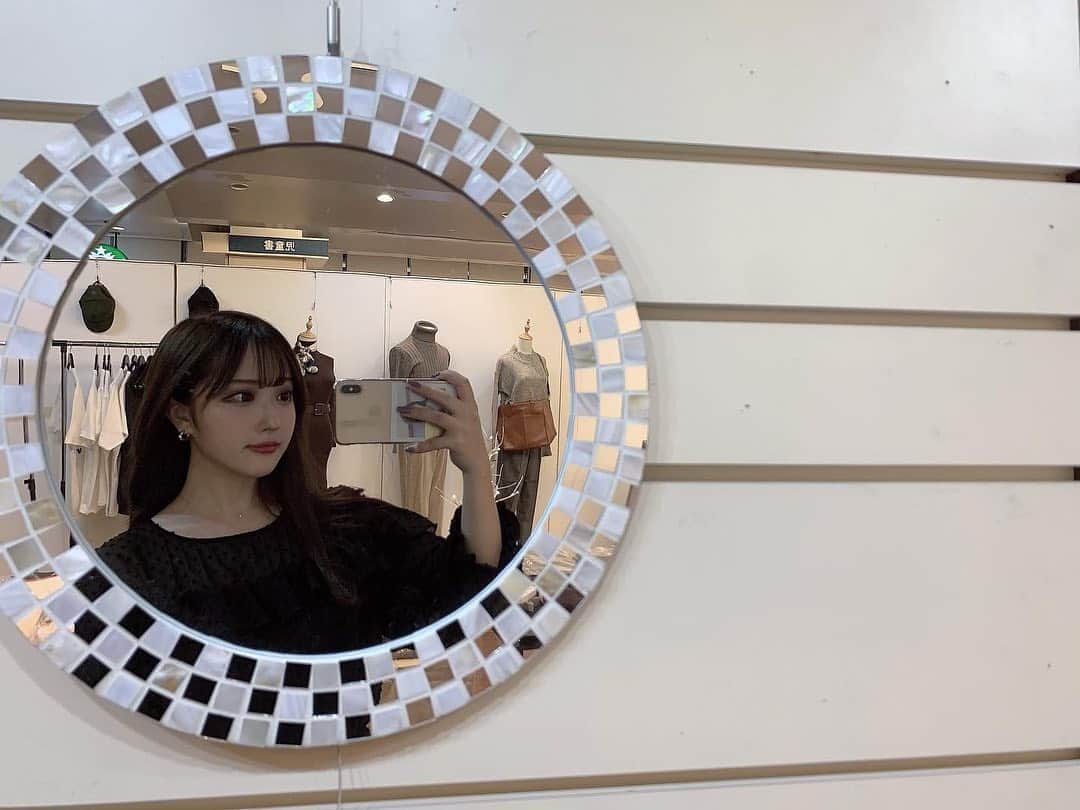 おもてちゃんのインスタグラム：「. #m_mignon ポップアップストア札幌1日目無事終了しました☺︎ 平日にも関わらず、多くの方にご来店頂きうれしかったです！ . 明日はオープンは10時ですが、私は13時から店頭に立つ予定ですので把握よろしくお願いします🙏🏼 . ライブを見て来てくれた方も多かったので明日もお客さんのいない時間にインスタライブしようかな🤔 また明日も紀伊國屋書店札幌本店さん2階ギャラリーにてお待ちしています。 気軽にお立ち寄り下さい。」