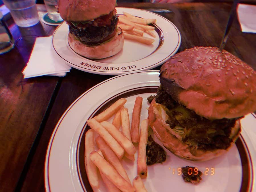マイコ さんのインスタグラム写真 - (マイコ Instagram)「* @oldnewdiner 🍔 やっぱりのぶくんのハンバーガーが 1番美味しい！！！ 毎週食べたい🤤 ・ ・ なんか今日19時を過ぎてから 眠気がすごすぎる。 もうそろそろ わたしは閉店します😪w ・ ・ ・ ・ #yummy#hamburger#tokyo#tachikawa」9月27日 21時02分 - maicorori