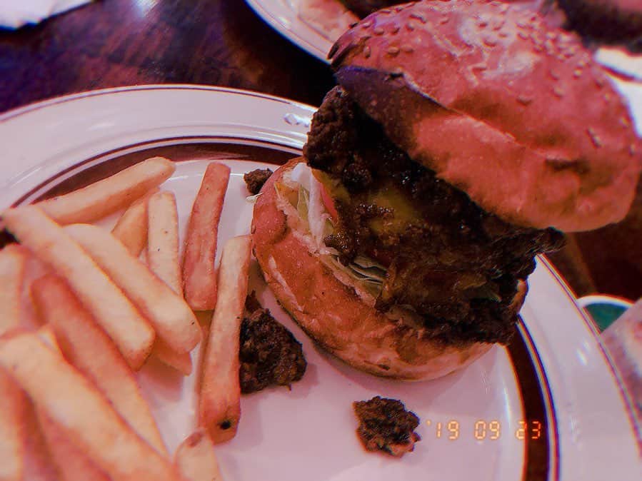 マイコ さんのインスタグラム写真 - (マイコ Instagram)「* @oldnewdiner 🍔 やっぱりのぶくんのハンバーガーが 1番美味しい！！！ 毎週食べたい🤤 ・ ・ なんか今日19時を過ぎてから 眠気がすごすぎる。 もうそろそろ わたしは閉店します😪w ・ ・ ・ ・ #yummy#hamburger#tokyo#tachikawa」9月27日 21時02分 - maicorori