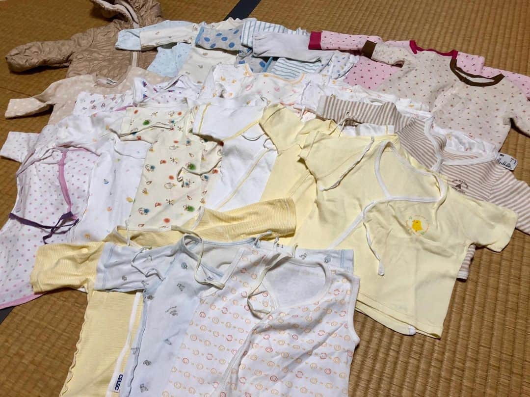 中川実咲のインスタグラム：「. 産休前最終出勤日✳︎ すっっっごく長かった8ヶ月間 迷惑かけました！ 最後に思ったのは 優しい人はいるってことと、 日常が大事ってこと。 一生懸命で、優しい人たちが だいすきなので 自分もそうありたいです。 優しい人に優しくされたときに 恥ずかしくないように。 . 写真は先輩にいただいたベビー服！ すごすぎです。 これ全部洗濯して きれいに小さく畳んでくれたと 考えたら、もう。 ベッドも整いました！ . 笑って育児がんばります！ ありがとうございました！」