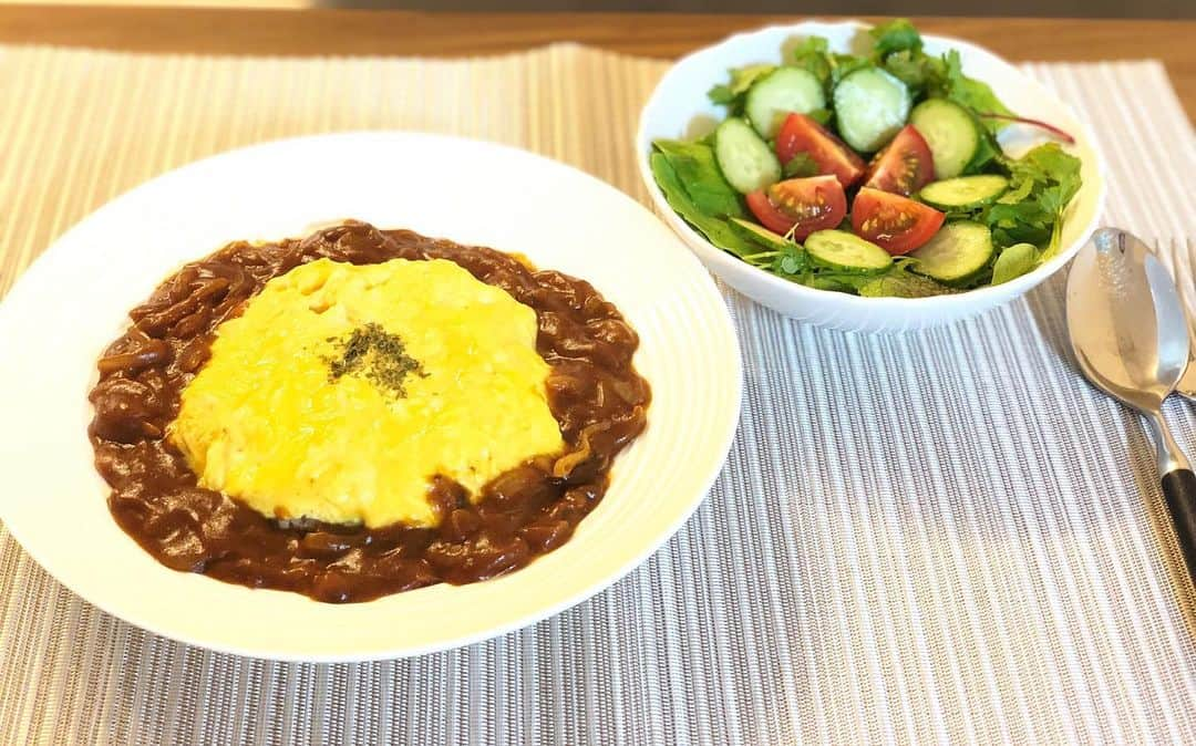 真飛聖さんのインスタグラム写真 - (真飛聖Instagram)「☺︎まとぶ飯☺︎ デミたまオムライス🥚。 〜卵の中は パセリライス こちらは @kurashiru より〜  サラダ🥗。 〜ドレッシングは定番になりつつある  オリーブオイルにトリュフ塩〜  ここのところずっと撮影で 適当にすますことも多かったので 料理する気も失せていました💦 久しぶりにゆっくりキッチンに立つと  やっぱりこの時間 好きだなぁ〜って感じて  ちょっと嬉しくなりました☺︎ #kurashiru  #まとぶ飯 #真飛聖」9月27日 21時05分 - sei_matobu