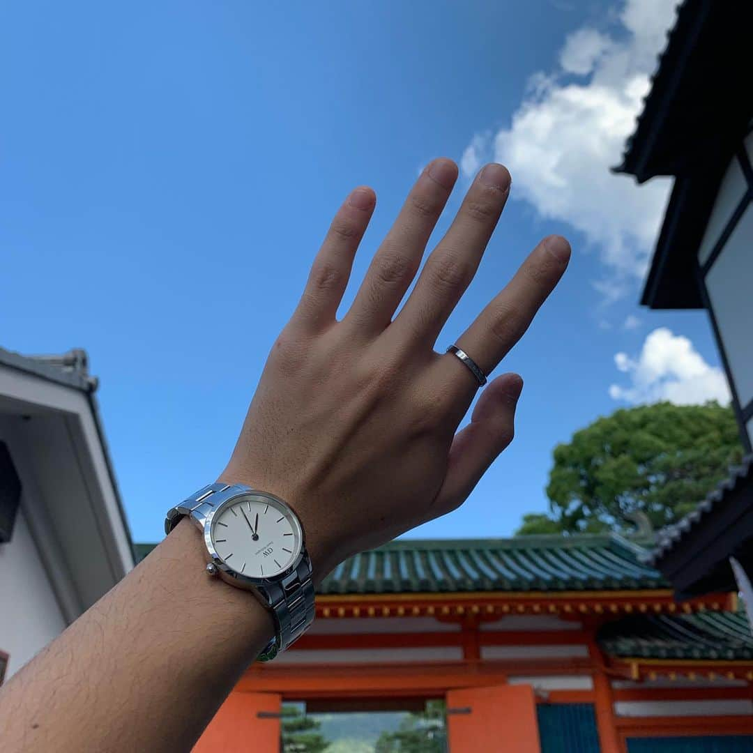 よしあきさんのインスタグラム写真 - (よしあきInstagram)「@danielwellington 最新コレクション腕時計Iconic Linkいただきました。 シンプルなのでどんなコーデにも合いそうです。 かわいいので珍しく指輪もしてみました。 #ダニエルウェリントン#DW新作#ICONICLINK  新作ですがクーポンで15%OFFになるそうです。ぜひ！ https://www.danielwellington.com/jp/  クーポン:yoshiaki3  #pr」9月27日 21時14分 - yooshiakiii