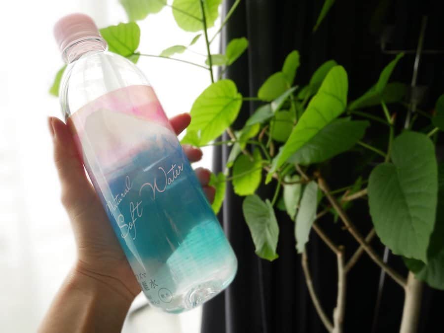 菊井彰子さんのインスタグラム写真 - (菊井彰子Instagram)「お水は毎日2リットル飲むことが多い私。 無理にとかじゃなく、自然に昔からめっちゃ水分とるんです🙆‍♀️ 最近は美容ヲタクの友達にすすめられたプラズマ解離水にはまってます❤️ 特殊技術で水を水素原子レベルまで解離をさせたお水で 細胞を潤す水といわれてるらしい👏 お肌や身体の不調は細胞の水不足が原因らしく水素原子は身体をサビさせる原因の活性酸素の排出を促してくれるらしい❣️ エイジングケアや免疫力アップにも効果的と教えてもらったので産後の弱った身体の回復のお手伝いをしてもらいたーい😆 やわらかくて飲み易いし、パッケージも可愛いよね💕 アマゾン、楽天、ナチュラルローソンでも買えるよー♩ #プラズマ解離水 #細胞を潤す水 #解離水 #乾燥肌 #熱中症 #エイジングケア #ナチュラルローソン #デトックス @plasma_kairisui」9月27日 21時10分 - yanakiku_kiku