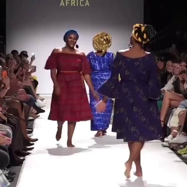 カーラ・デルヴィーニュのインスタグラム：「‘You can see who the strong women are. They are the ones you see building one another up instead of tearing each other down’ 😍 keep lifting each other ladies!! 😍 #fashionshowgoals」