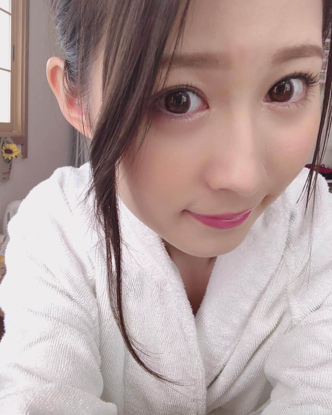 飛鳥りんのインスタグラム：「濃いピンクっぽいリップ💄  普段あんまりつけないけどたまには🙆🏻‍♀️ #selfie」