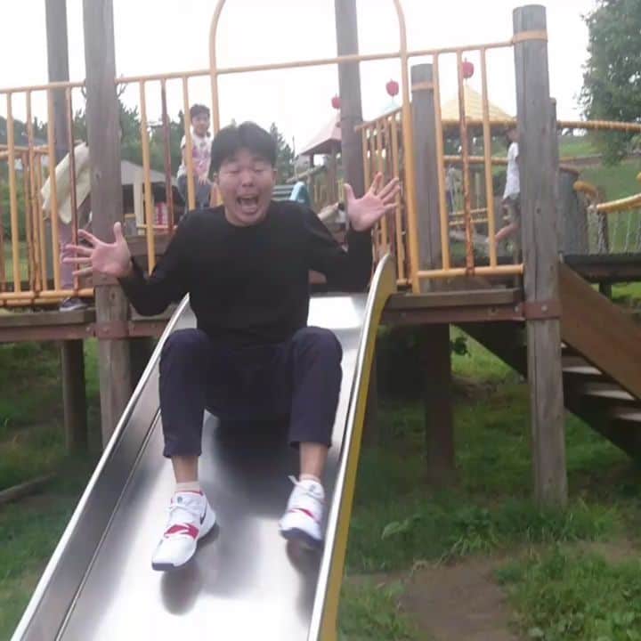 のインスタグラム：「癒し系動画♪滑り台があればついつい西川くんにこのスベリ形をお願いしてしまうのです(*^^*) 明日は北海道の白石区体育館で『つがる地域フェスタ白石』に出てます♪14時頃～お近くの方はぜひ♪  #癒し系 #癒し動画 #滑り台 #レギュラー西川 くん#あるある探検隊 #気絶 #ギャグ #北海道 #札幌 #白石 #白石区体育館 #レギュラー松本 #つがる地域フェスタ白石」