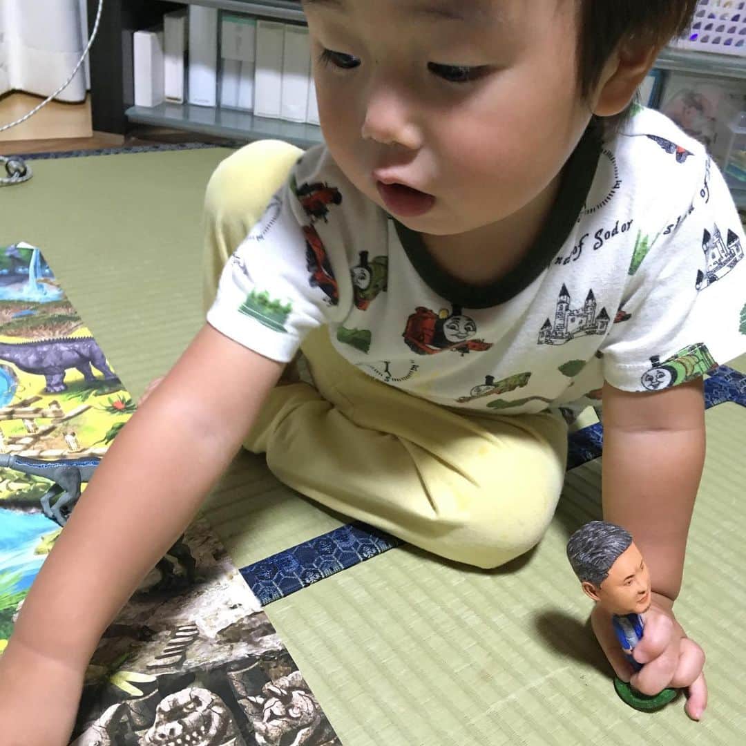 今日ヤバイ奴に会ったのインスタグラム：「坪和、恐竜との出会いに緊張」