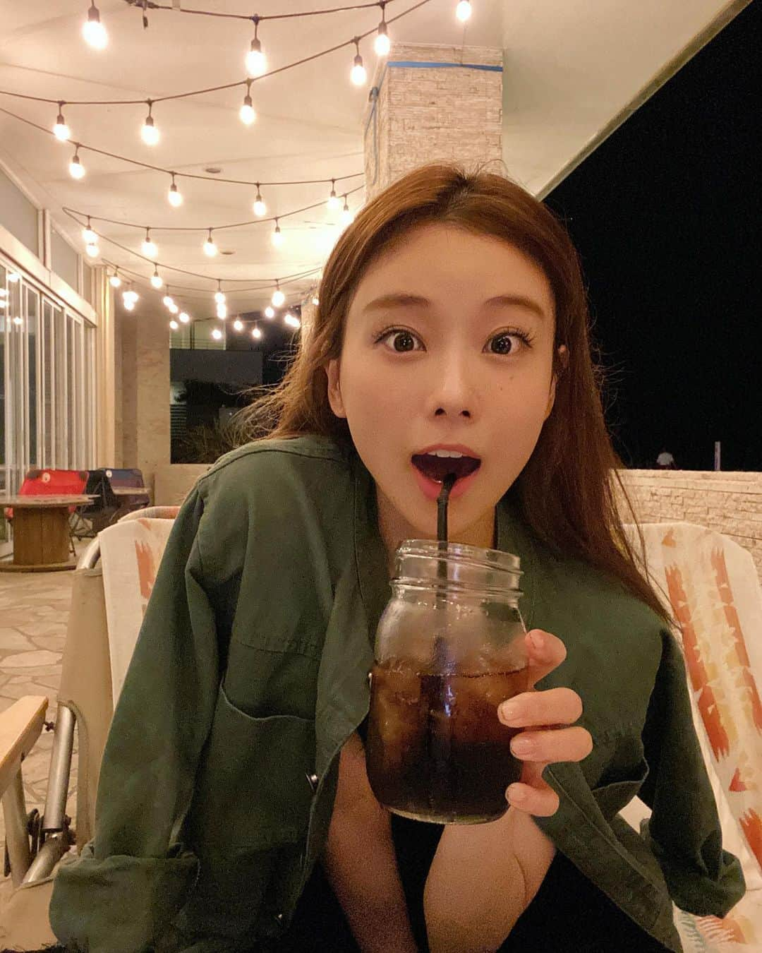 重盛さと美さんのインスタグラム写真 - (重盛さと美Instagram)「海の横でコーラ🍹💯うまぁ〜っ👍 この後手が滑って、 肩から足までコーラ浴びたよ😭😭😭 次は全部飲みたい😭👍🌈 ワンピース 2年前に韓国で買ったやつ 緑のやつ @fifth_store  #海の近くの店#名前なんだっけ #コーラ3分の1しか飲めなかった #素敵なお店だった #フィフス#fifth#fifthtl#ミリタリーノーカラージャケット」9月27日 21時32分 - satomi_shigemori