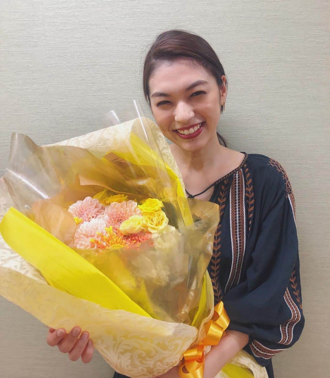 森本奈緒さんのインスタグラム写真 - (森本奈緒Instagram)「嬉しい言葉をたくさんいただいた撮影でした。 おわりにはこんなに大きくて素敵な花束を。 抱えきれないくらい感謝でいっぱいの今日です。ありがとうございました💐」9月27日 21時30分 - naomorimoto