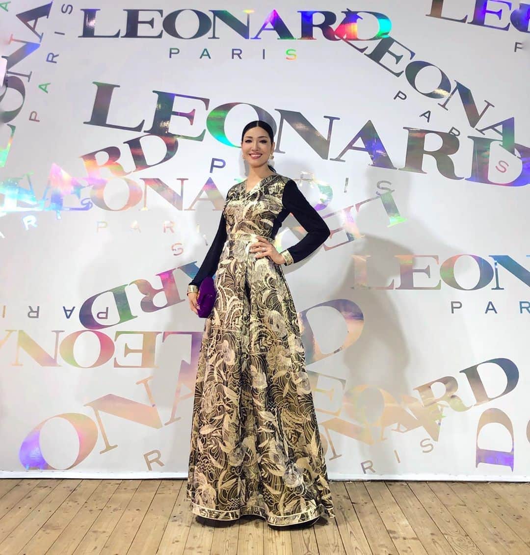 のインスタグラム：「2020 S/S パリコレクション👠✨ @leonardparis へ！ 私は、ゴブラン織りにレオナールのプリントが美しい、レオナール最新ドレスを身に纏って✨ 。 #世界で一番美しいプリントと称されるレオナール #熟練職人が何百時間もかけて描くシルクスクリーンの蘭の花たち✨ #スポーツウェアからドレスまでアグレッシブなディスコ時代の音楽に乗せて♫ #女性を美しくゴージャスに見せるレオナール #2020春夏はスポーティなディテールと日常的なハイテック✨ #魅力的なドレスには70年代のランジェリーのモダンさ #インタレスティングな服はこの時代の開放的な女性と美しき時代と幸福と開放を表現✨」