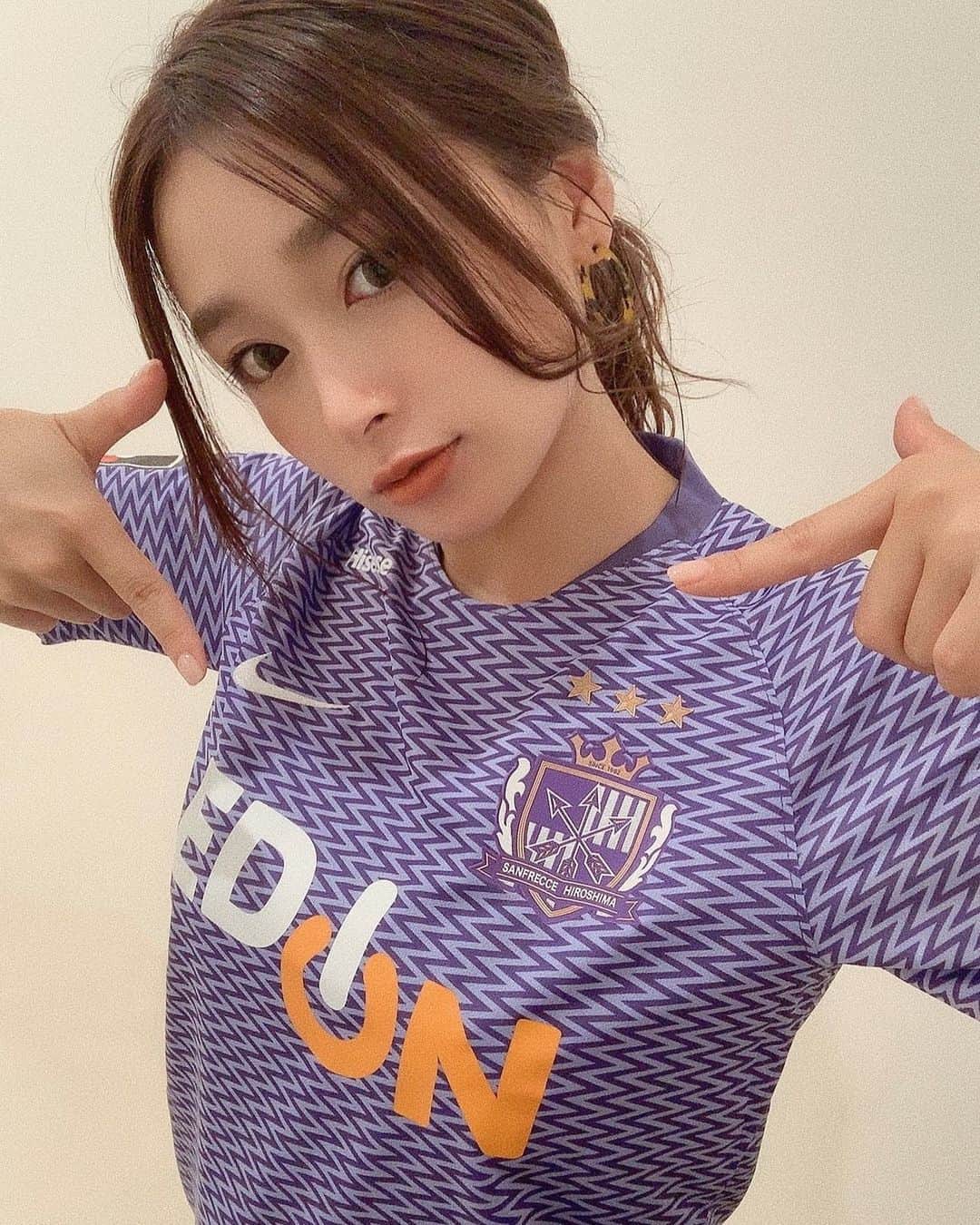 のインスタグラム：「明日9/28は、名古屋グランパス戦⚽️ 現在5位のサンフレ！ 頂点奪取に向け、ラストスパートをかけるため熱い声援を送りましょう🔥 私も明日応援に行きます！ 楽しみだー！ 2019ユニフォームGETしたんよ🤤💜 . . #サンフレッチェ広島#サンフレッチェ#くまガール#エディオンスタジアム#名古屋グランパス#ユニフォーム#ユニフォーム女子#サッカー#サッカー観戦#sanfrecce」