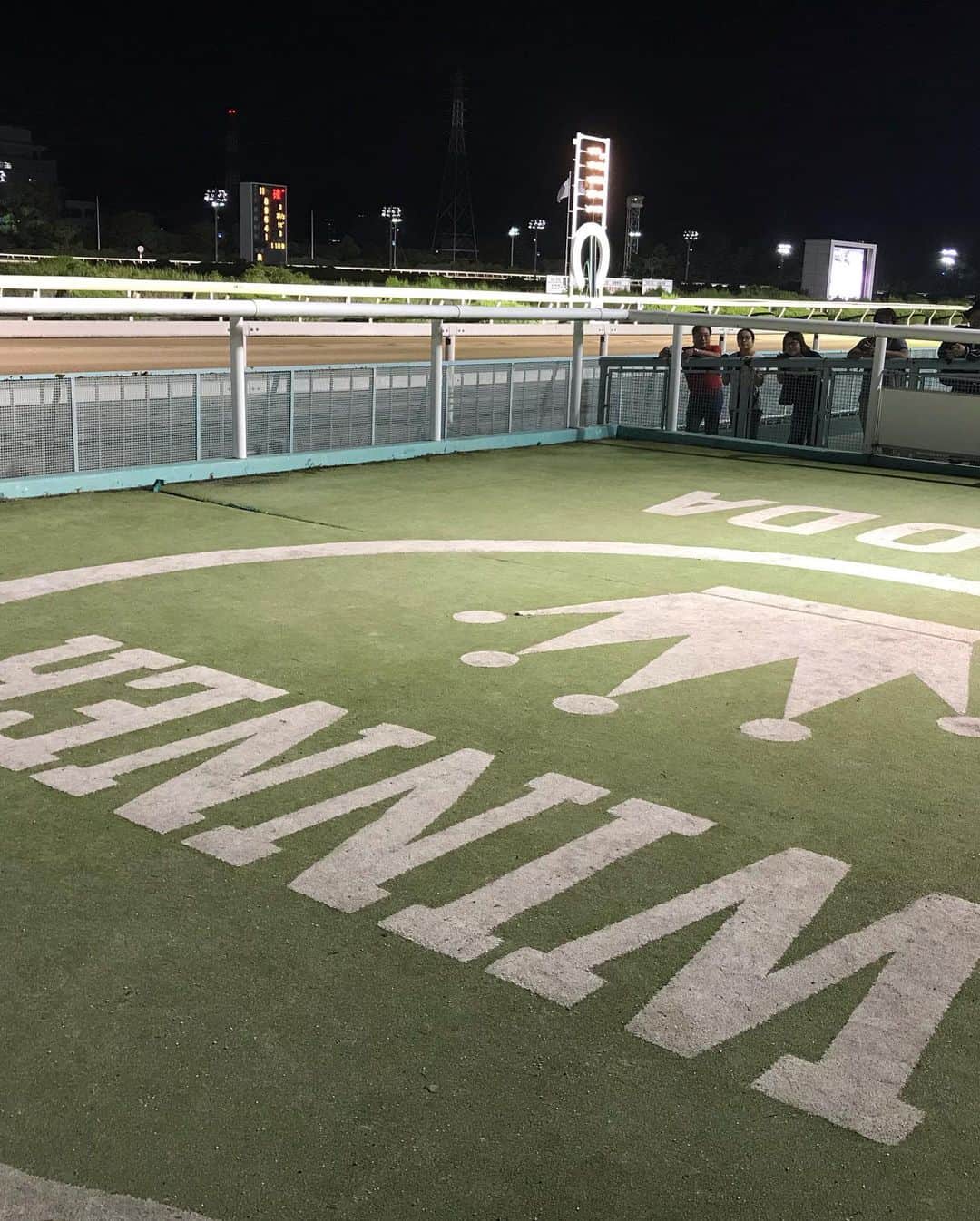 しんのすけさんのインスタグラム写真 - (しんのすけInstagram)「#しんのすけ 競馬場で初となるネット番組の収録。本気で競馬と向き合うのはたぶん20年ぶりくらいだったのだけど、解説でご一緒した門田さんのお話を聞くほど湯水のようにあの頃の知識？情報？があふれ出してなんとも得体のしれない心地になった。園田競馬9/27の9R〜 11Rに臨んだのだけど結果の方は400%の出来映え。おそらく2週間ほどで配信されるジャンバリ.TV サラブレッドウィナー(共演 五十嵐マリアちゃん)をお楽しみに。  #サンスポ #サンケイスポーツ #競馬 #ギャロップ #門田記者 #園田競馬 #園田競馬場 #ジャンバリ #ジャンバリ.TV #サラブレッドウィナー #五十嵐マリア #万馬券 #機械割400% #的中 #本命 #対抗 #穴 #大穴 #マグロ #一八」9月27日 21時35分 - shinnosuke_burninghead