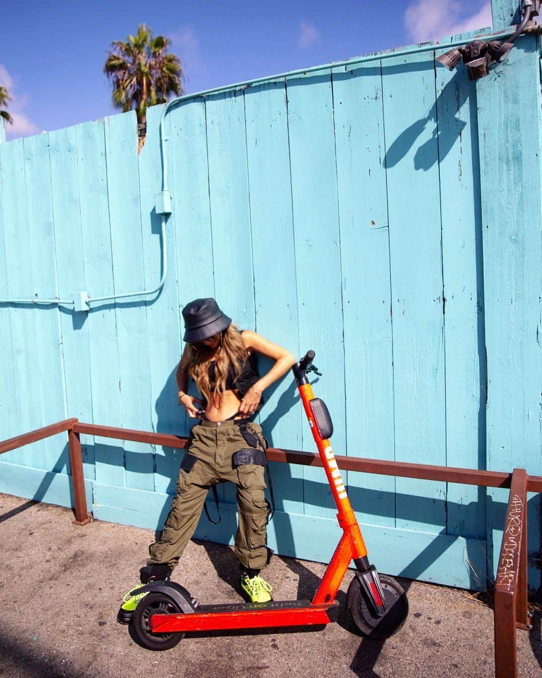 MARISのインスタグラム：「Eco ❤︎🛹🛴・ ・ ハワイで(ワイキキじゃないよ)スタバ両手に持ってスケボーで学校行くとき、 大怪我してから乗らなくなっちゃってたけど、ワイキキはスケボー禁止だし🥺LAはこんだけスケボーできる道があれば安心して乗れるね、最高❤️ LA毎回弾丸か旅行って感じだったけど、今回初めて長めに生活してる感じ❤️ 改めてLAにずきゅん。  Styled by @_tommythebest 🔥 ・ Photo by @light_worker_boy 🔥 #ootd #fashion #la #losangeles #california」