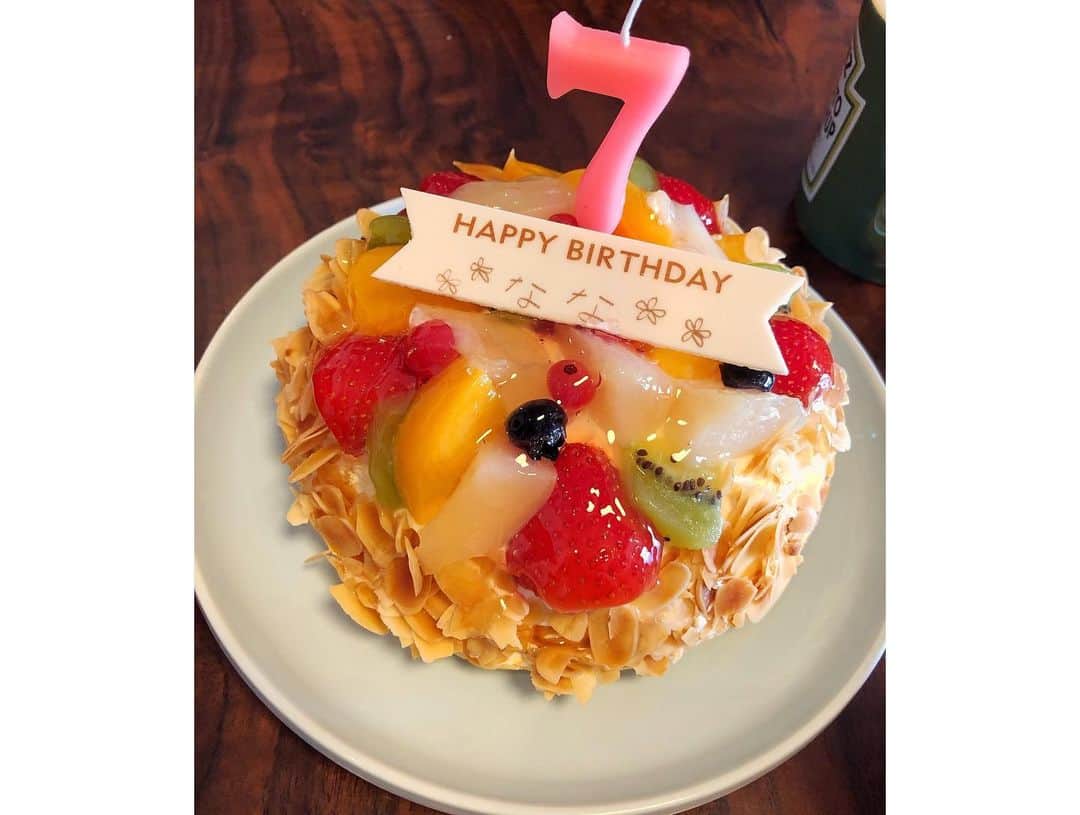 尾崎ナナさんのインスタグラム写真 - (尾崎ナナInstagram)「誕生日のお祝いしてもらいました🥰 ケーキのロウソクは7歳。笑 ななだけに7歳ってことかい？😳🤣 #安心する2人 #ありがとう #いつの間にかママ友になった ね #話す内容は子育て #37歳ですよん」9月27日 21時49分 - nana._.ozaki
