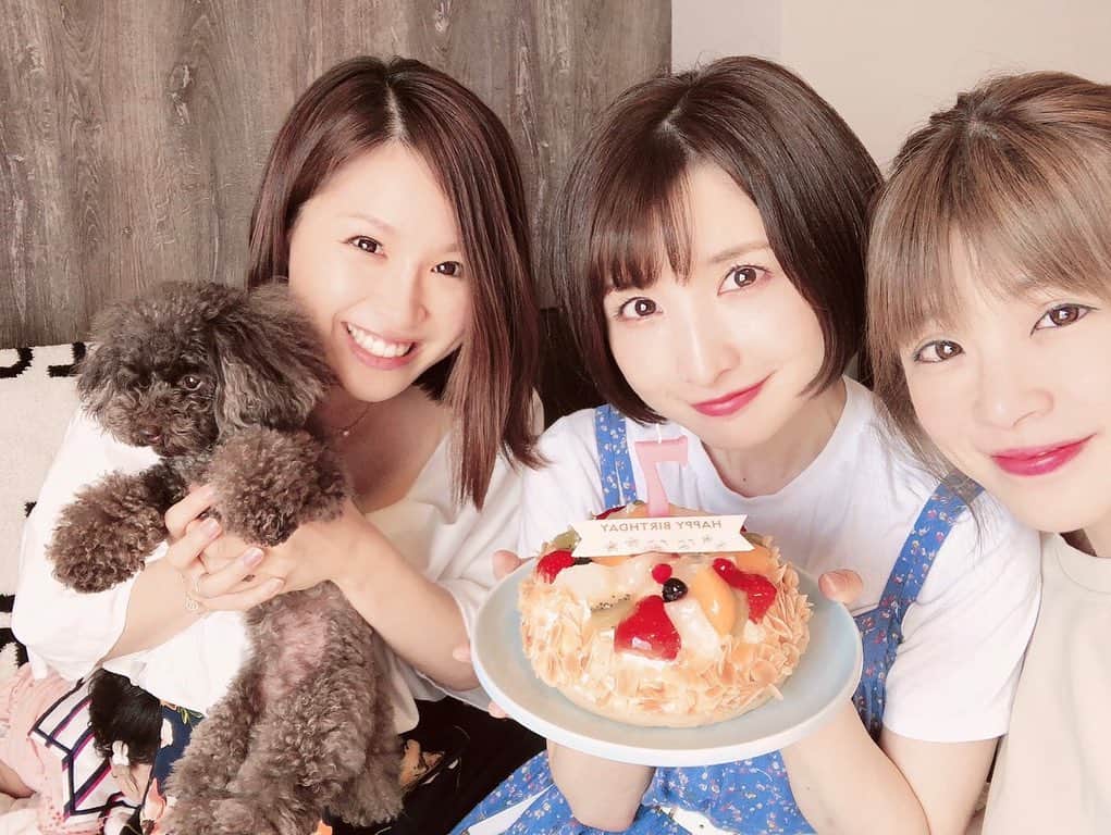 尾崎ナナさんのインスタグラム写真 - (尾崎ナナInstagram)「誕生日のお祝いしてもらいました🥰 ケーキのロウソクは7歳。笑 ななだけに7歳ってことかい？😳🤣 #安心する2人 #ありがとう #いつの間にかママ友になった ね #話す内容は子育て #37歳ですよん」9月27日 21時49分 - nana._.ozaki