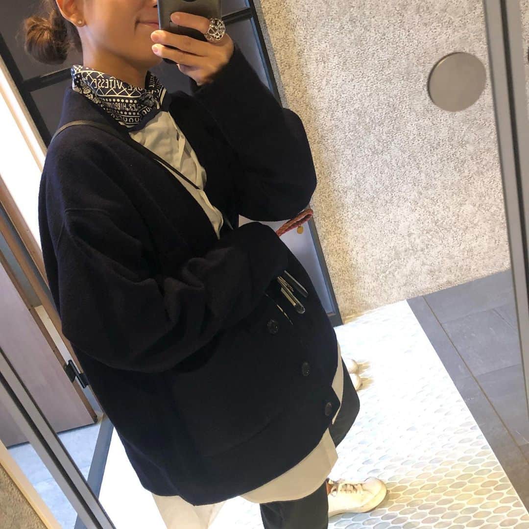 のインスタグラム：「・ navy × black も好き♡ 先週の東京はこんな装いで🐒 ・ ・ blouse  cardigan pants #yori_japan  @_y_o_r_i_」