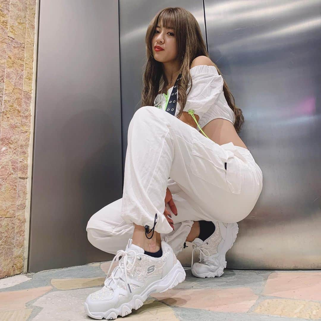 武部柚那さんのインスタグラム写真 - (武部柚那Instagram)「White style💭💘⚡️😘 スニーカー熱い🙌♥️ @atmos_pink_official × SKECHERS ✌️ #mystyle #atmos #atmospink #skechers」9月27日 21時45分 - yuzuna__takebe__official