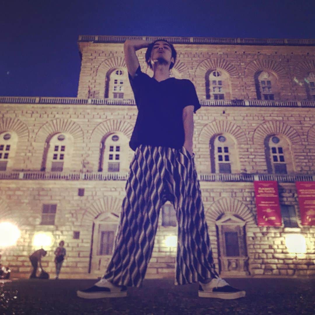 草野博紀のインスタグラム：「落ちつく場所  #medici #巨人族 #昔の人の技術すごい」