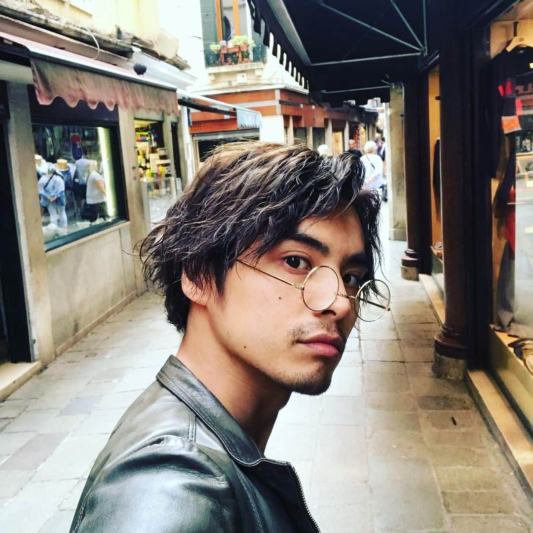 草野博紀のインスタグラム：「散歩しよう  #saint por #サンポ #さんぽ #○んぽ」