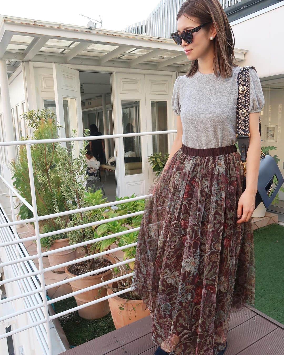 のインスタグラム：「・ ヘアの撮影終了🤗 ストレートヘアの撮影もしたので、撮影後髪ピシーッ‼️ ヘアカラーしてハイライト入れてもらったばっかりだったので色が綺麗👏✨ グレーのニット、グレーでカジュアルなのにパフスリーブなのがたまんない❤️ グレー×ブラヌンの秋意識コーデ🍂 ・ Knit: @zara Skirt: @seventenbymihokawahito  Shoes: @prettyballerinasjp  Bag: @dior」