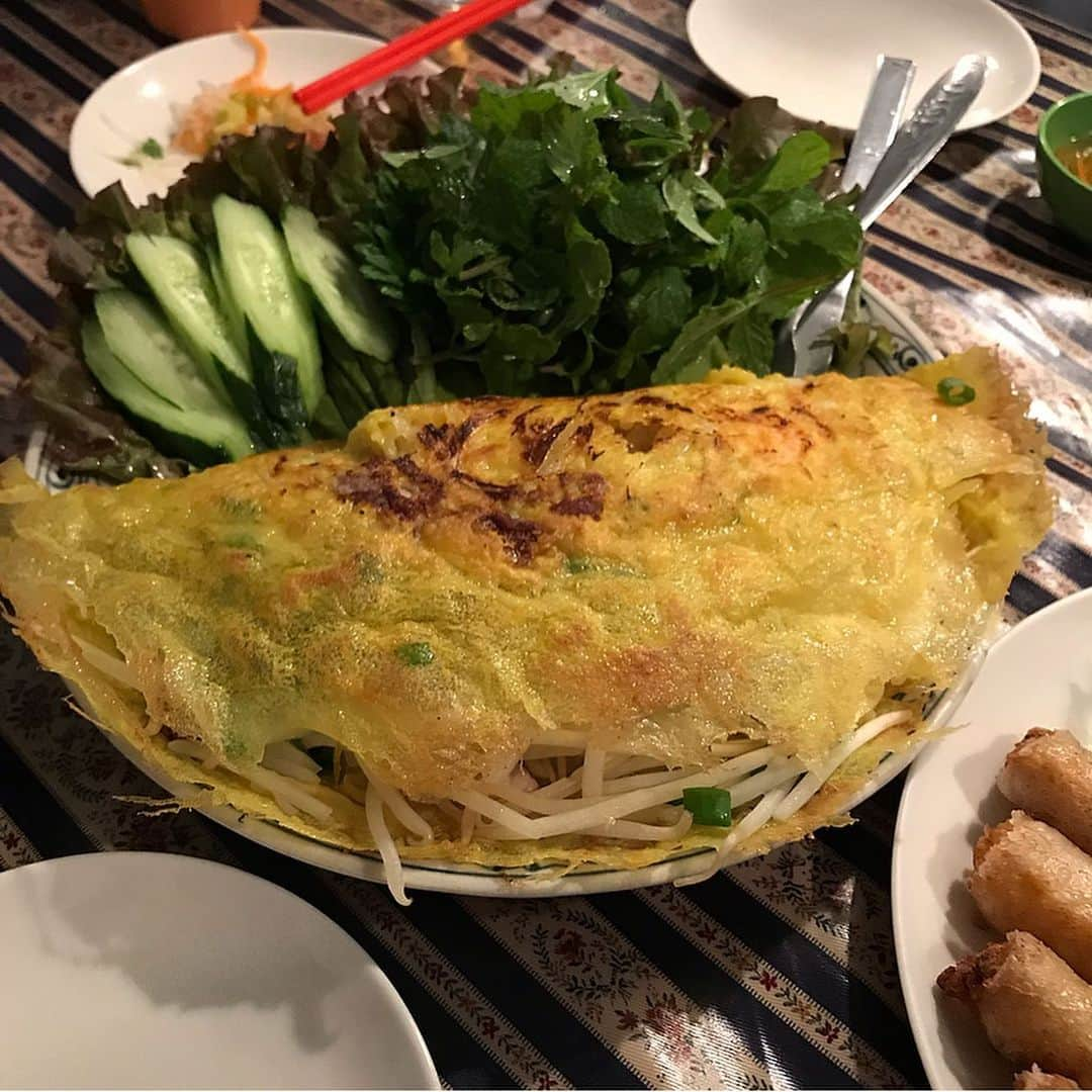 Michikoさんのインスタグラム写真 - (MichikoInstagram)「_______ ABOUT LAST SUNDAY✔️ . ベトナム料理を食べるために、蒲田へ行った日曜日😄 . 雨予報だったからエコレザーレギンスで。 . 1〜2枚目は、早く着いてしまって 蒲田の駅ビル内にあるカフェでのんびりしてた時のもの。 夕飯時でほぼ貸切状態だった！ . . ベトナム料理屋の #ミレイ 本当に美味しかったーー。 怪しげな路地裏にあるけど、蒲田まで行く価値あり。 . . 最後の写真はヒールのお直しで、 バッグの中に入っていた #tkees に履き替えた時に 笑 . . #outfit #throwback .」9月27日 22時03分 - michiko.jp