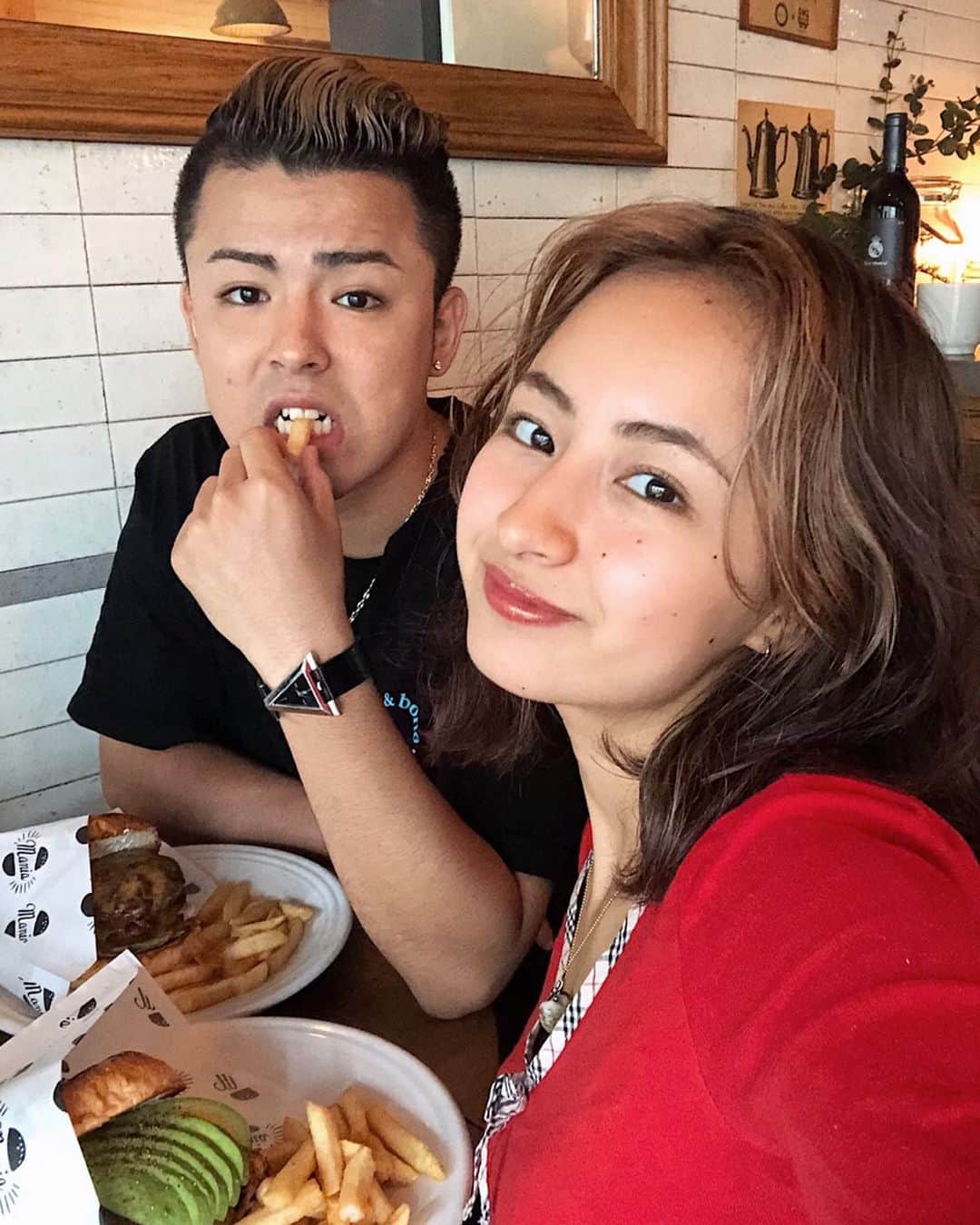 のインスタグラム：「秋デートって最高❤️ 皆んな秋にオススメのデートスポットある？ 今年は色んなところ行きたいな、今一番行きたいのは温泉♨️ * #JULIDY #date #hamburger #lunch #couple #relationship #boyfriend #girlfriend #hiroo #tokyo #japan #autumn #fall #style #カップル #ファッション #服 #秋服 #秋コーデ #秋ファッション #ランチ #秋デート #ハンバーガー #ハンバーガーランチ #広尾」