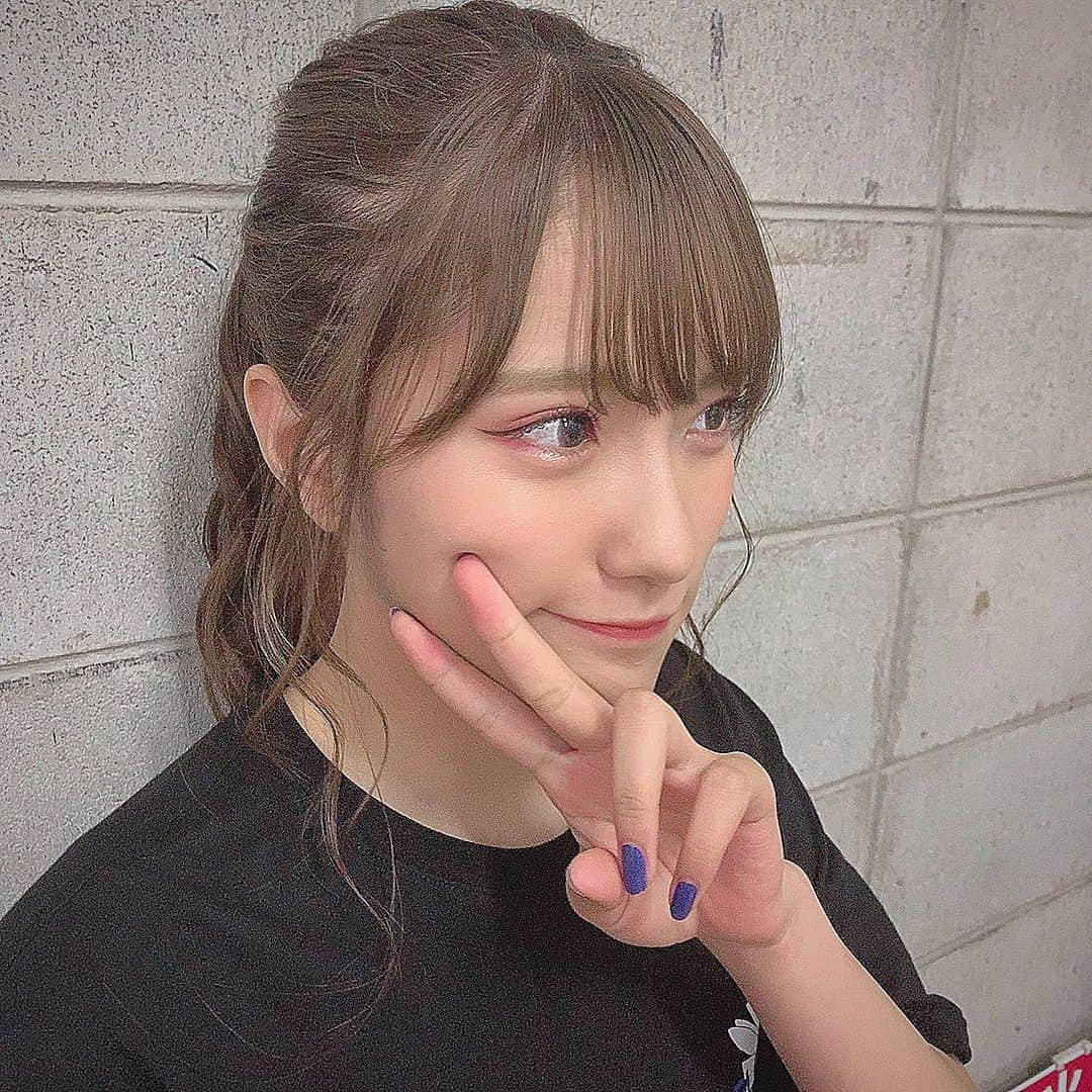 小嶋花梨さんのインスタグラム写真 - (小嶋花梨Instagram)「アイメイクにハマってます📸💙﻿ ﻿ ﻿ ﻿ ﻿ ﻿ ﻿ この間アカリンさんにアイメイクしていただいた時キラッキラのピンクが可愛すぎたのとめっちゃテンションが上がったので、自分でもできるようにと新しいコスメもゲットしてキラキラアイメイクするようになりました💄✨﻿ ﻿ ﻿ ﻿ あと最近は跳ね上げラインにすることが多い😈﻿ ﻿ ﻿ ﻿ ﻿ ﻿ アイシャドウは #ETUDEHOUSE 涙袋のラメは アカリンさんプロデュースの #W涙袋メーカー です！﻿ ﻿ ﻿ ﻿ ﻿ ﻿ #アイメイク #メイク #ピンクメイク #アイシャドウ」9月27日 22時11分 - nmb_kojima_48