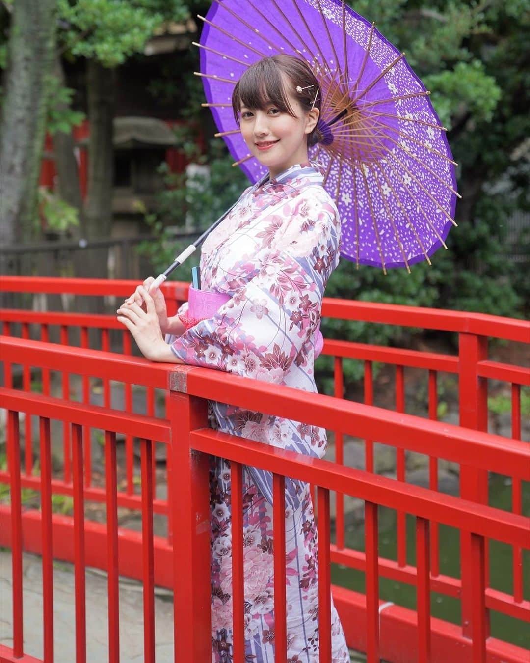 瀬谷ひかるのインスタグラム：「今年の夏は浴衣をたくさん着た夏でした👘 浴衣シリーズその1 . #浴衣 #浴衣女子 #撮影会 #newtype撮影会 #撮影会モデル #ロケ撮 #和 #日本の夏 #和傘 #まとめ髪 #着付け #自分で着付けました #レースクイーン #フォロワー募集中 #model #photo #japanese #japanesegirl #yukatagirl #fashion #japanesefashion #instafashion #followme #racequeen」