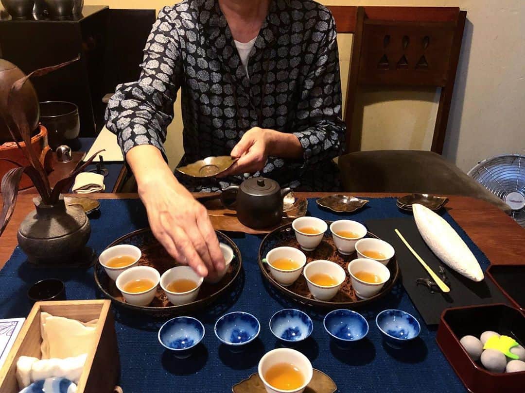 山本浩未さんのインスタグラム写真 - (山本浩未Instagram)「中国茶とはかくも奥深いものである  まずは茶葉、そして器、お菓子やお花の取合わせやらあれやこれや、、、悩む、悩む、悩むもまた楽し、のか？のだ！😅 姉弟子のお点前に刺激受けたー😤」9月27日 22時19分 - hiromicoy