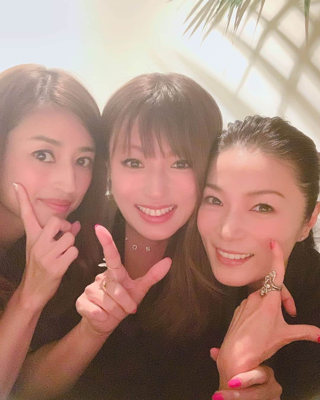 小沢真珠さんのインスタグラム写真 - (小沢真珠Instagram)「昨日「ルパンの娘」の打ち上げがあって、2次会では皆でOAを観て盛り上がりました♪可愛い可愛い恭子ちゃんとカッコ可愛いマルシアさんと❤︎また会えることを願って。。 #ルパンの娘 #打ち上げ #華 #深田恭子ちゃん #美佐子さん #マルシアさん #悦子 #小沢真珠」9月27日 22時22分 - maju_ozawa