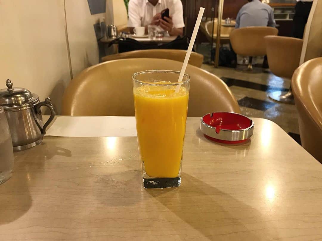 __784__さんのインスタグラム写真 - (__784__Instagram)「. 美容院の後は近くのマヅラで休憩。 本当にキラキラ、宇宙船みたいな空間🚀 そしてメニューが安すぎてびっくり。ミックスジュースは350円也。  #喫茶店探訪記」9月27日 22時25分 - ___nk1029