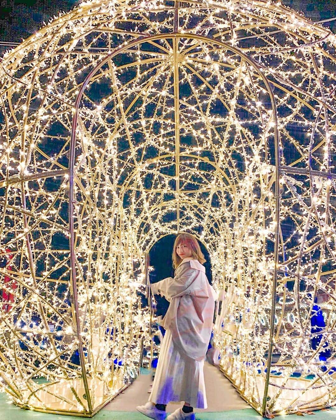 和希詩織さんのインスタグラム写真 - (和希詩織Instagram)「✨🎇🐴🌲#illumination #hanabi . .  キラキラに包まれる季節到来✌️ 撮りごたえアリ🙆‍♀️ 動画も見てね👉👉👉🎥 . . りんどう湖のイルミネーション点灯式にて✨✨ 湖と牧場とイルミネーション 盛りだくさんで本当にデートとかもオススメすぎる👏 . . . ジャージー牛乳のソフトクリームとかジェラート🍦、サーロインステーキ🥩とか本格的なレストランで食事もペロりだった🤤 . . . お馬さんと戯れはビビリ発動したwww🎥 さおりーぬとデート楽しかった❤️ . . カピバラさんとかアルパカさんも可愛かった🦙👩‍❤️‍👩 . . . 景色の写真はカメラマンのセイヤ君の作品でやっぱりさすがすぎるなぁと👏 . . . . . #りんどう湖イルミ　#フェスタルーチェ#イルミネーション#点灯式#PR#お出かけ#tabijo#那須＃#デート」9月27日 22時26分 - kazukishiori