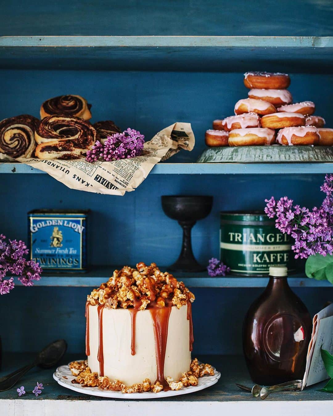 Linda Lomelinoのインスタグラム：「Today is my 34th birthday!! 🤗🎂While I’m definitely not baking my own cake today, here are a some favorites I’ve made in the past. Soooo in case anyone wants to bake one for me I have a thing for the first one, chocolate cake with caramel buttercream and crunchy popcorn on top (link in profile) 👌🏼 Thanks in advance 🙃😂 Which one would you choose for your birthday? Have a great weekend everyone! ♥️」